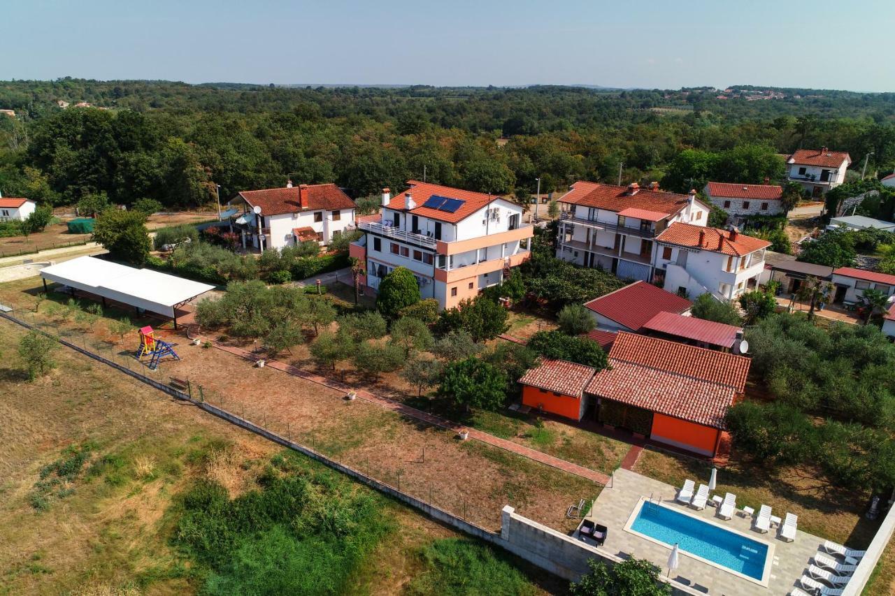 Apartments Villa Adamovic อูมัค ภายนอก รูปภาพ